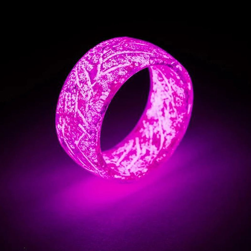 Leuchtender Ring aus fluoreszierendem Harz