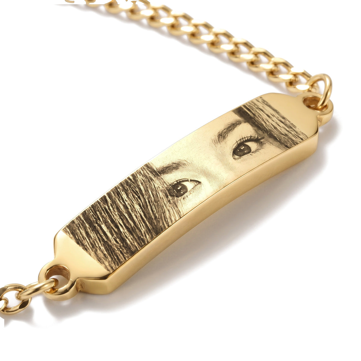 Nahaufnahme der Augen-Gravur auf dem goldenen Armband-Stab