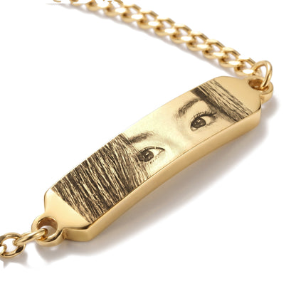 Nahaufnahme der Augen-Gravur auf dem goldenen Armband-Stab