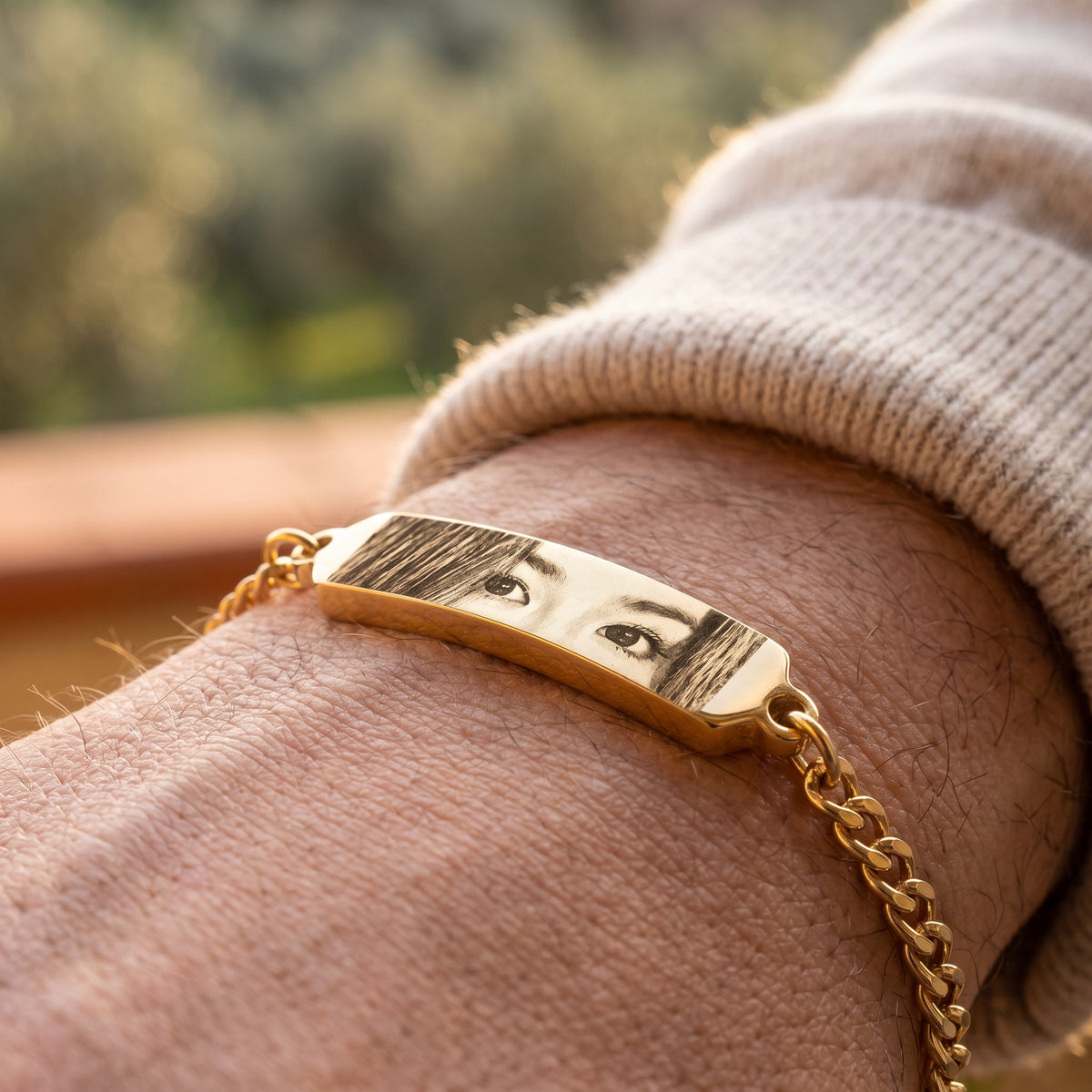 Goldenes Augen-Armband am Handgelenk getragen