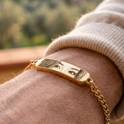 Goldenes Augen-Armband am Handgelenk getragen
