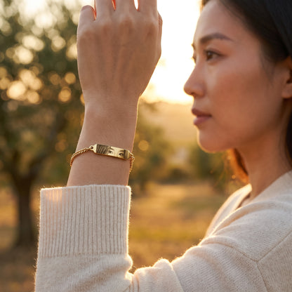 Frau trägt das goldene Augen-Armband mit Foto-Gravur