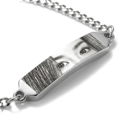 Nahaufnahme der Augen-Gravur auf dem silbernen Armband-Stab