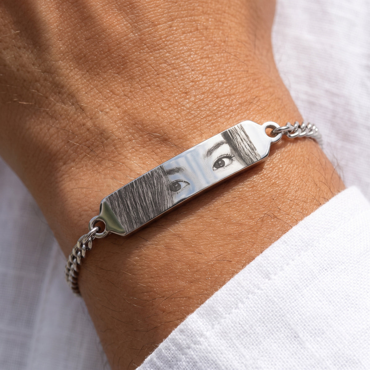 Silbernes Augen-Armband am Handgelenk getragen