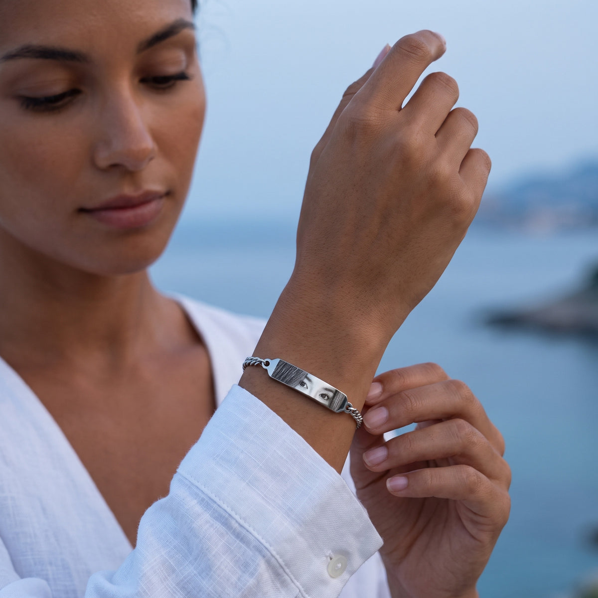 Frau trägt das silberne Augen-Armband mit Foto-Gravur