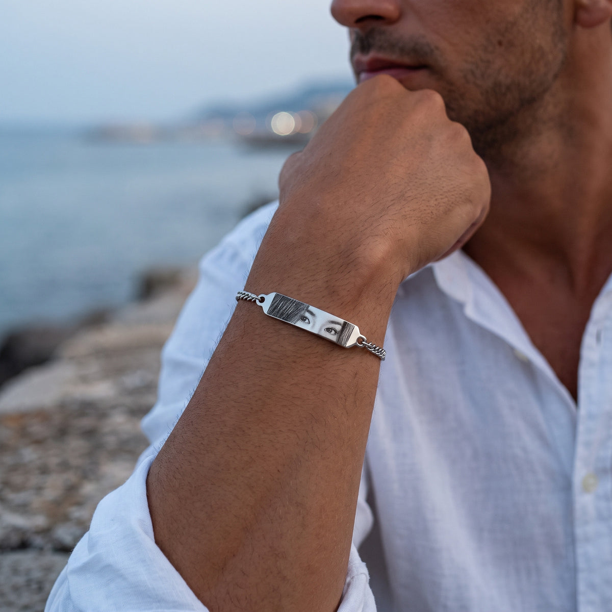 Mann trägt das silberne Augen-Armband mit Foto-Gravur