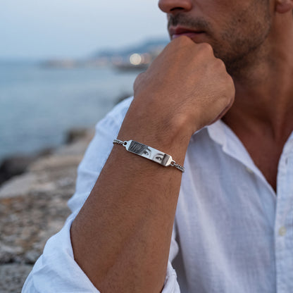Mann trägt das silberne Augen-Armband mit Foto-Gravur