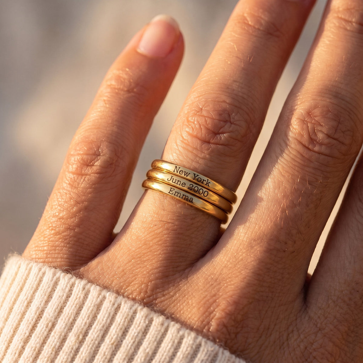 Stapelring mit Namen – Gold – getragen