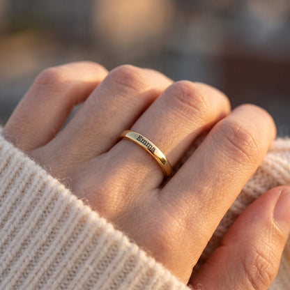 Stapelring mit Namen – Gold – getragen, Nahaufnahme