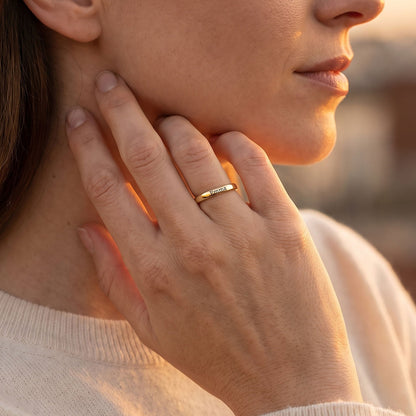 Stapelring mit Namen – Gold – getragen