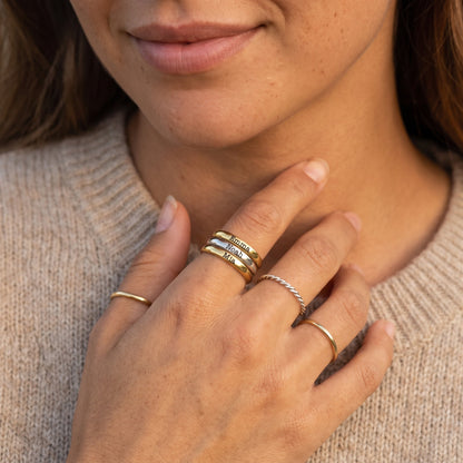 Stapelring mit Namen – Gold & Silber – mit anderen Ringen kombiniert, getragen
