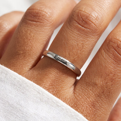 Stapelring mit Namen – Silber – getragen, Nahaufnahme