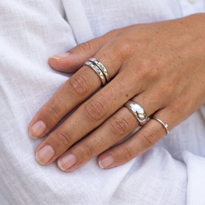 Stapelring mit Namen – Silber – mit anderen Ringen kombiniert, getragen, Nahaufnahme