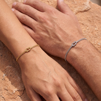 Forever-Knot-Armband – Gold & Silber – getragen, Nahaufnahme