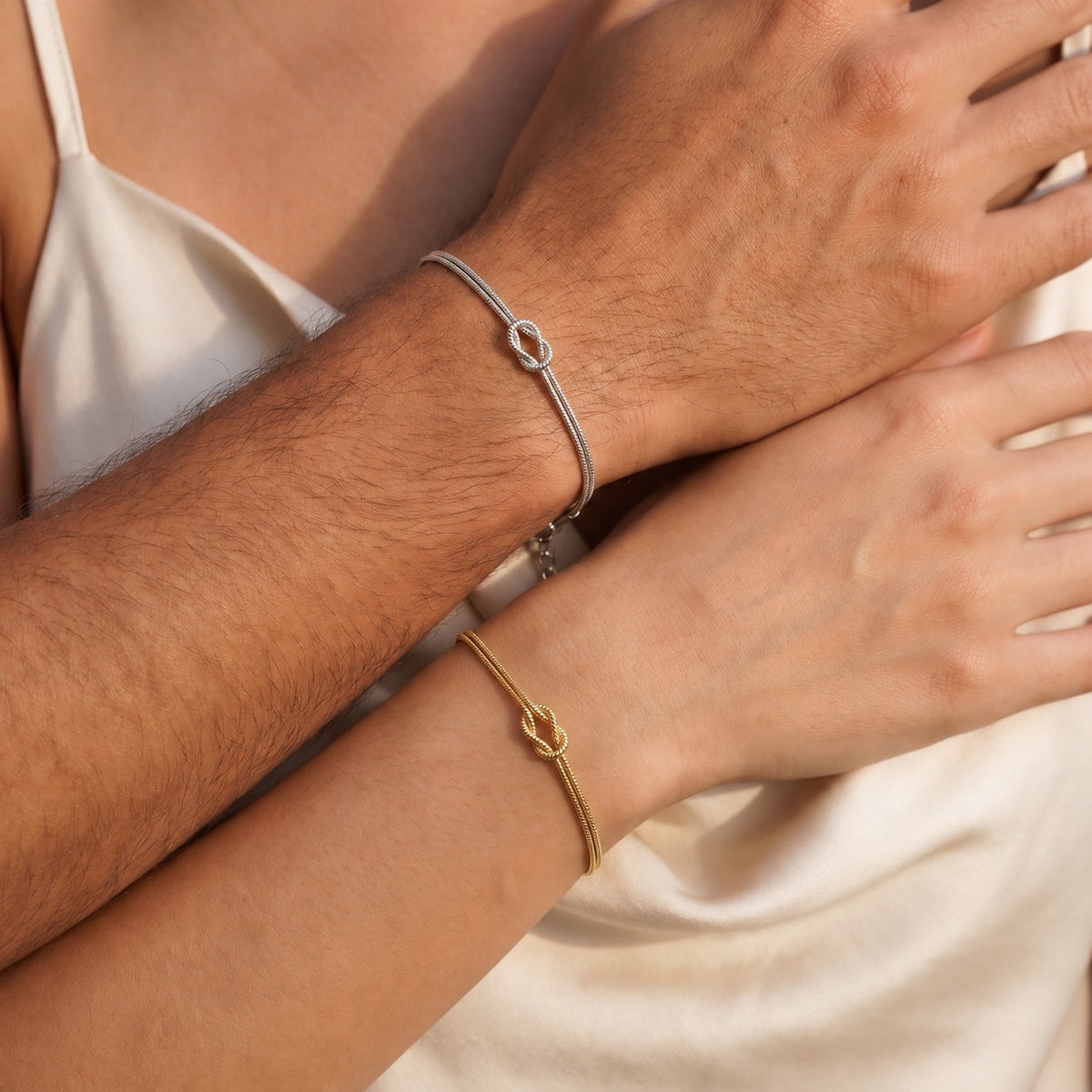 Forever-Knot-Armband – Gold & Silber – getragen, Nahaufnahme 2