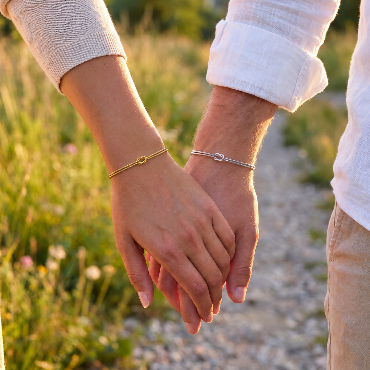 Forever-Knot-Armband – Gold & Silber – Paar Hand in Hand